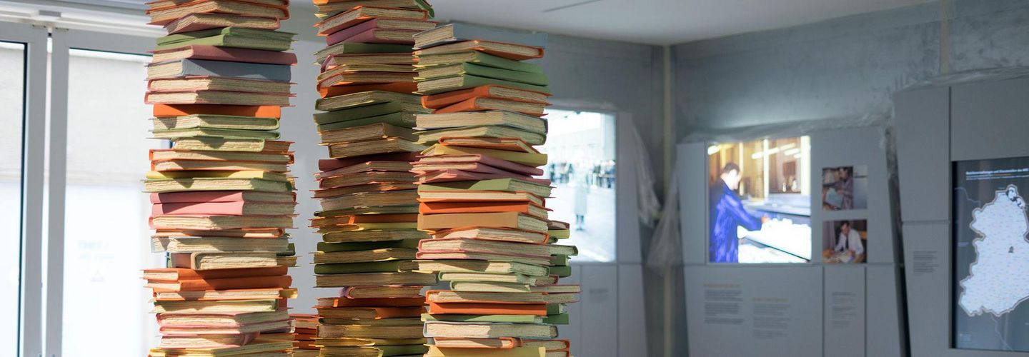 Der Aktenstapel in der Ausstellung 'Einblick ins Geheime' Der Aktenstapel in der Ausstellung 'Einblick ins Geheime'
