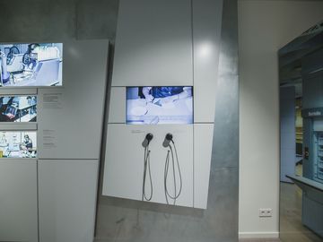 Das Bild zeigt einen Ausstellungsbereich zum Thema Postkontrolle mit mehreren Medienstationen.
