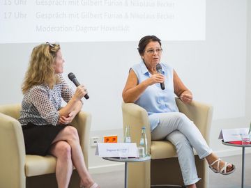 Dagmar Hovestädt und Ulrike Poppe diskutieren auf dem Podium.