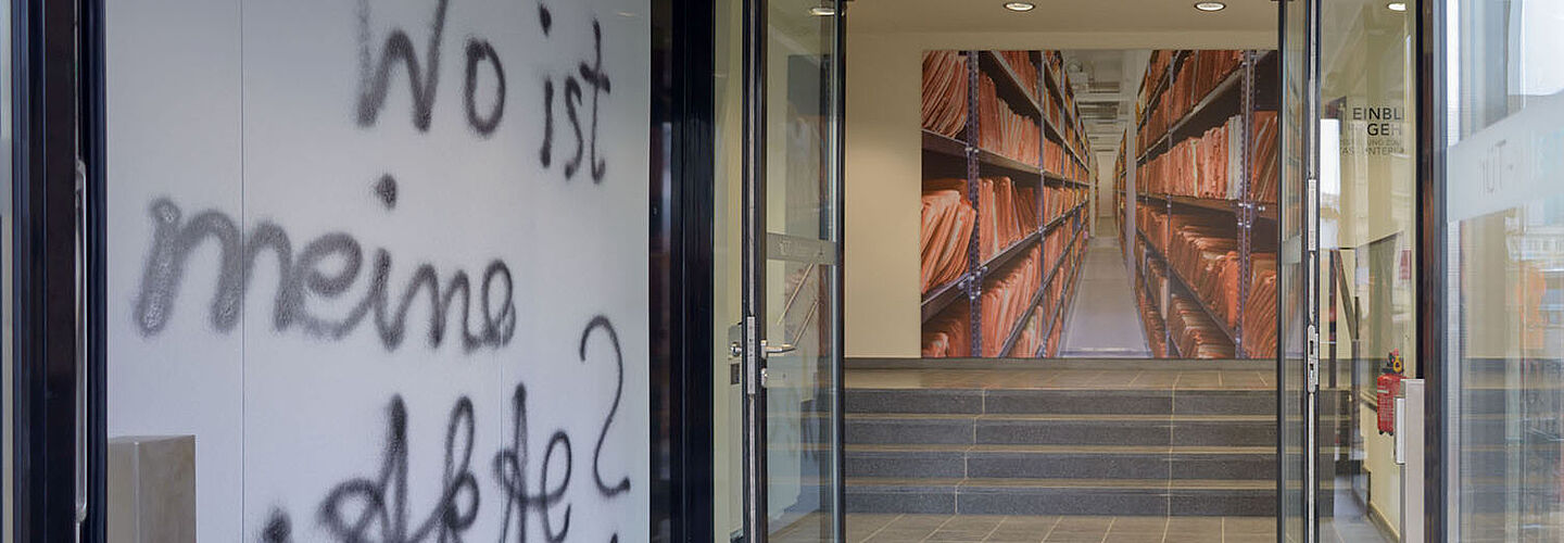 Eingang zur Ausstellung "Einblick ins Geheime" in der Stasizentrale. Campus für Demokratie