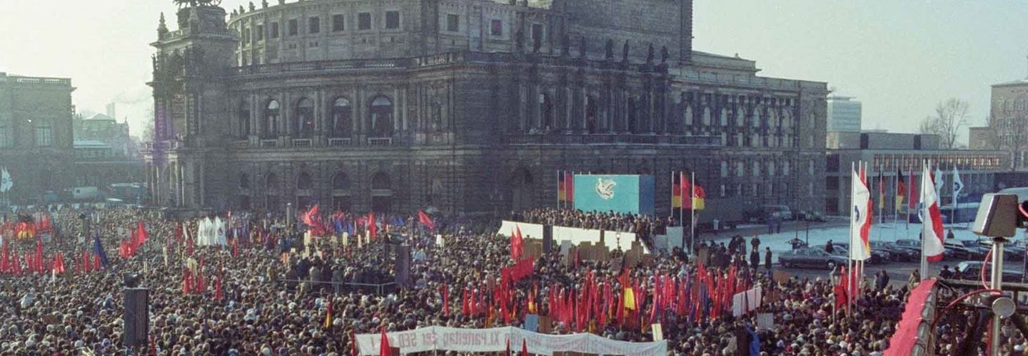Eine Menschenmenge vor der Semperoper in Dresden.