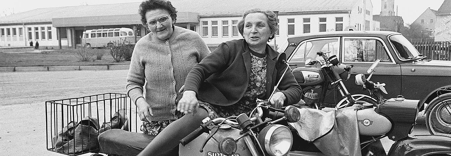 Frauen mit Moped (ca. 1975).
