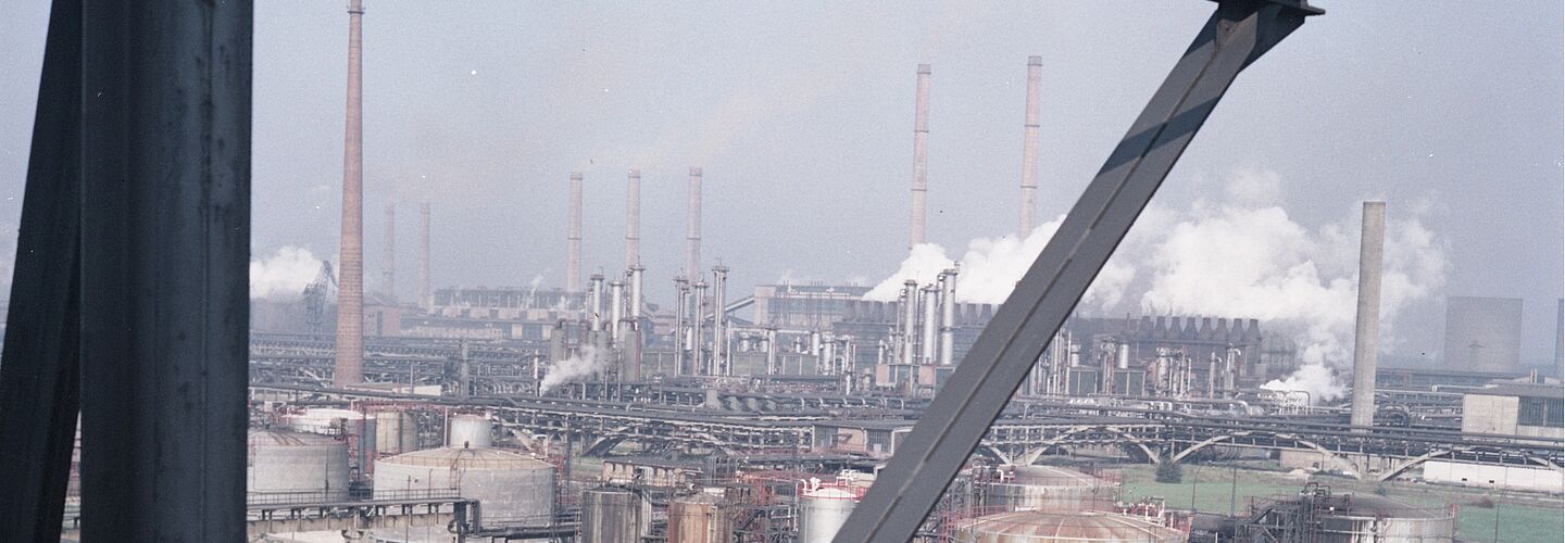 Zu sehen sind die Industrieanlagen des VEB Schwarze Pumpe an einem sonnigen Tag