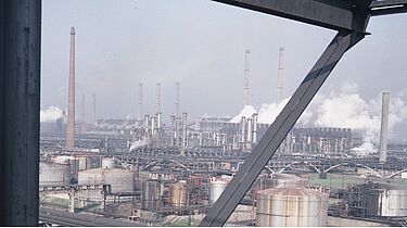 Zu sehen sind die Industrieanlagen des VEB Schwarze Pumpe an einem sonnigen Tag