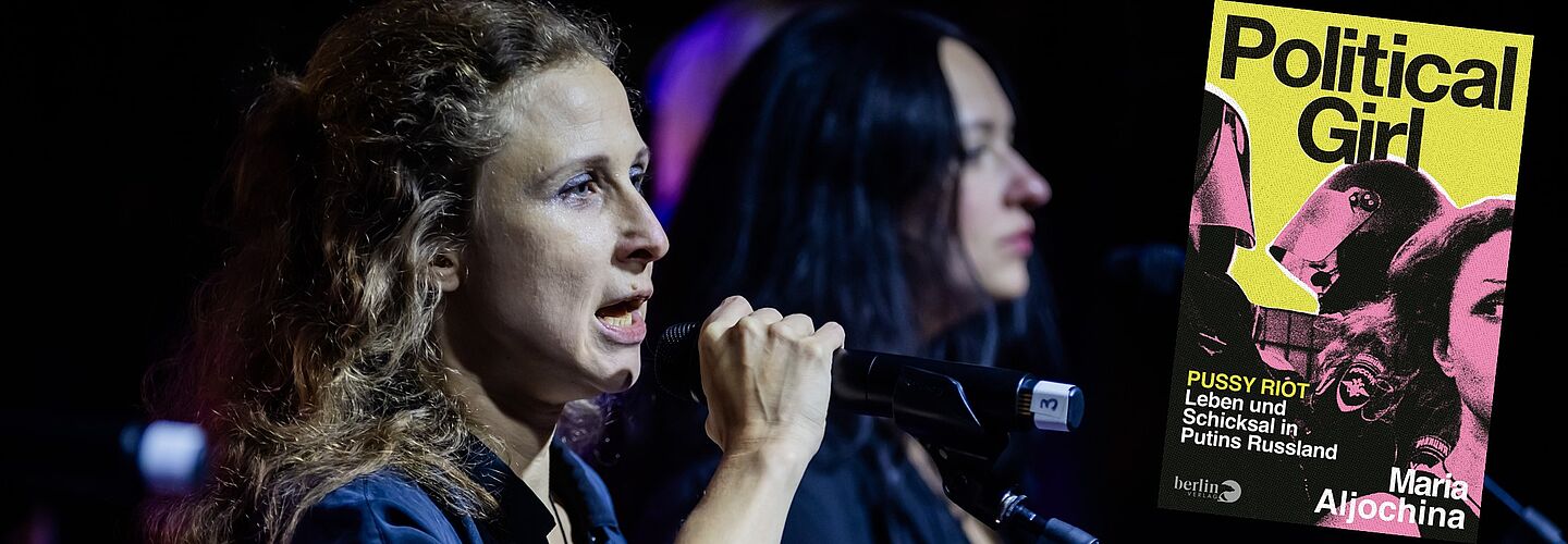 Maria Aljochina bei einem Auftritt der Band Pussy Riot auf dem Campus für Demokratie 2024, Buchcover Political Girl – Berlinverlag