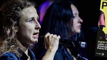 Maria Aljochina 2024 auf dem Campus für Demokratie Maria Aljochina singt in ein Mikrofon. Daneben ist das Cover der Publikation „Political Girl“ zu sehen.