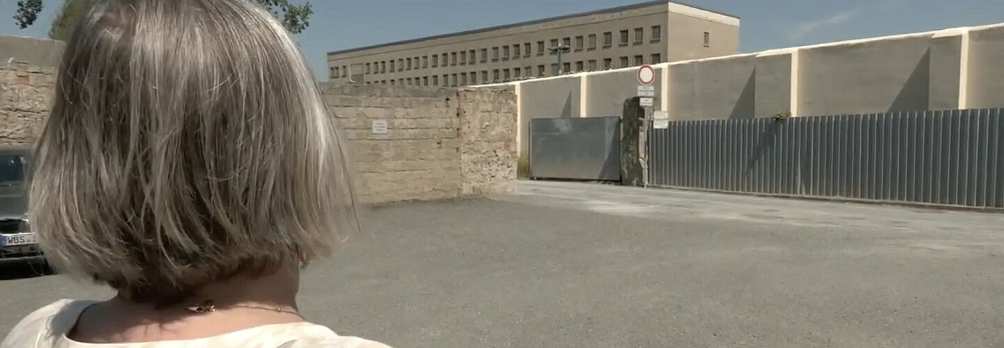 Eine Person steht vor dem Jugendhaus Hohenleuben.