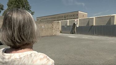 Eine Person steht vor dem Jugendhaus Hohenleuben.