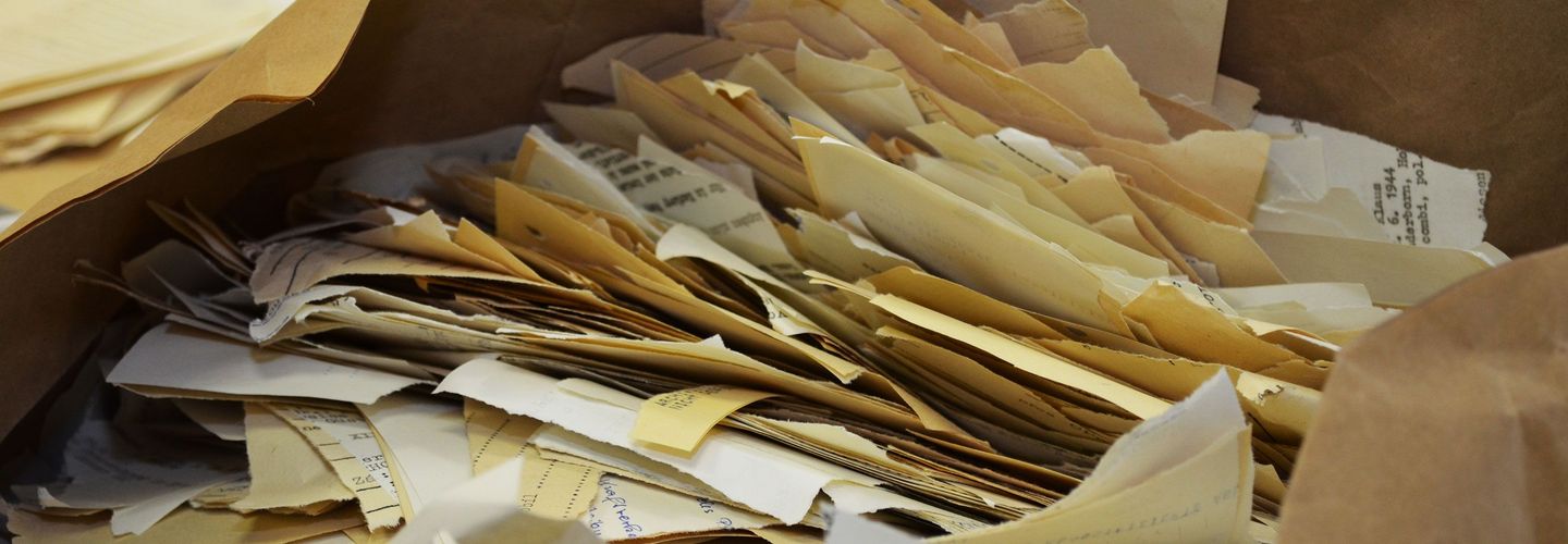 Von der Stasi zerrissene Unterlagen in einem Sack im Magazin des Bundesarchivs – Stasi-Unterlagen-Archivs