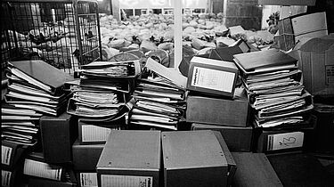 Zentralarchiv des BStU 1992 Mitarbeiterin mit unsortiertem Aktenmaterial im Zentralarchiv der Behörde des Bundesbeauftragten für die Unterlagen des Staatssicherheitsdienstes der ehemaligen DDR