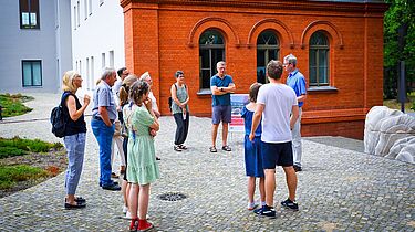 Gruppe bei einer Führung über das Gelände der Dienststelle des Bundesarchivs in der Finckensteinallee 63 in Berlin-Lichterfelde