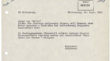 Papier, auf dem die Stasi Informationen zu einem geheimen Treffen notierte.