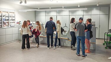 Besucherinnen und Besucher bei der Langen Nacht der Museen 2025