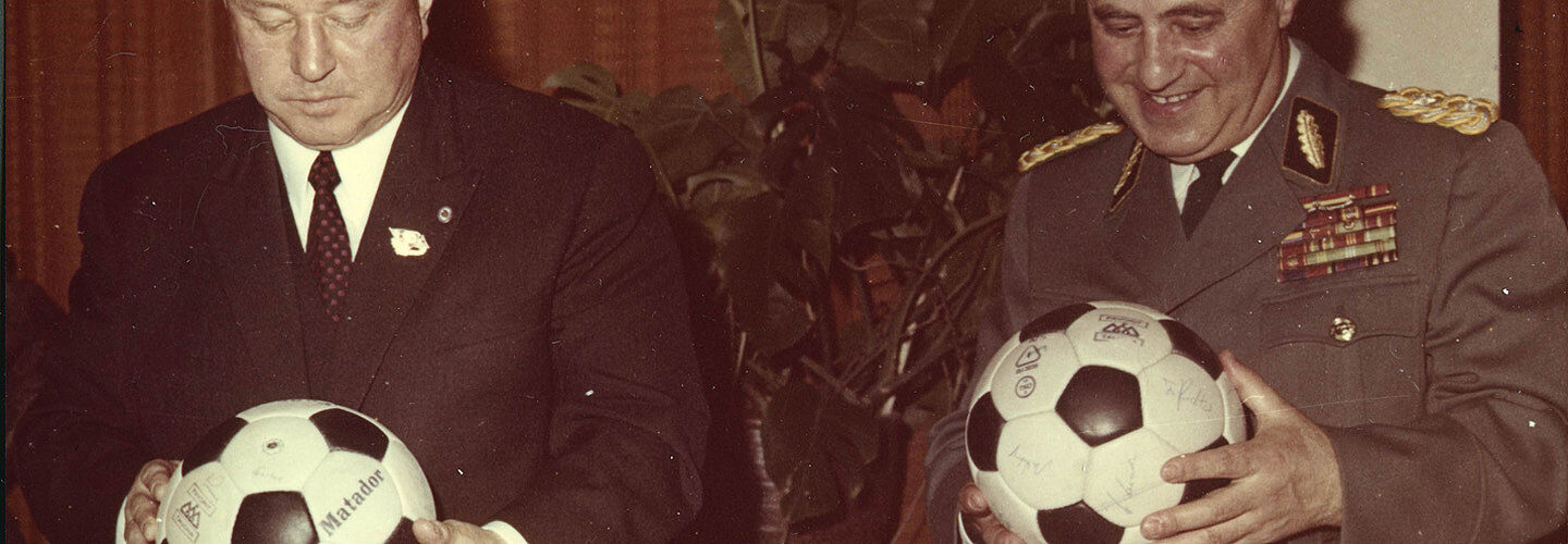 Erich Mielke mit einem Fußball in der Hand