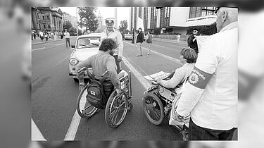 Rollstuhlfahrer auf einer Demonstration 1990