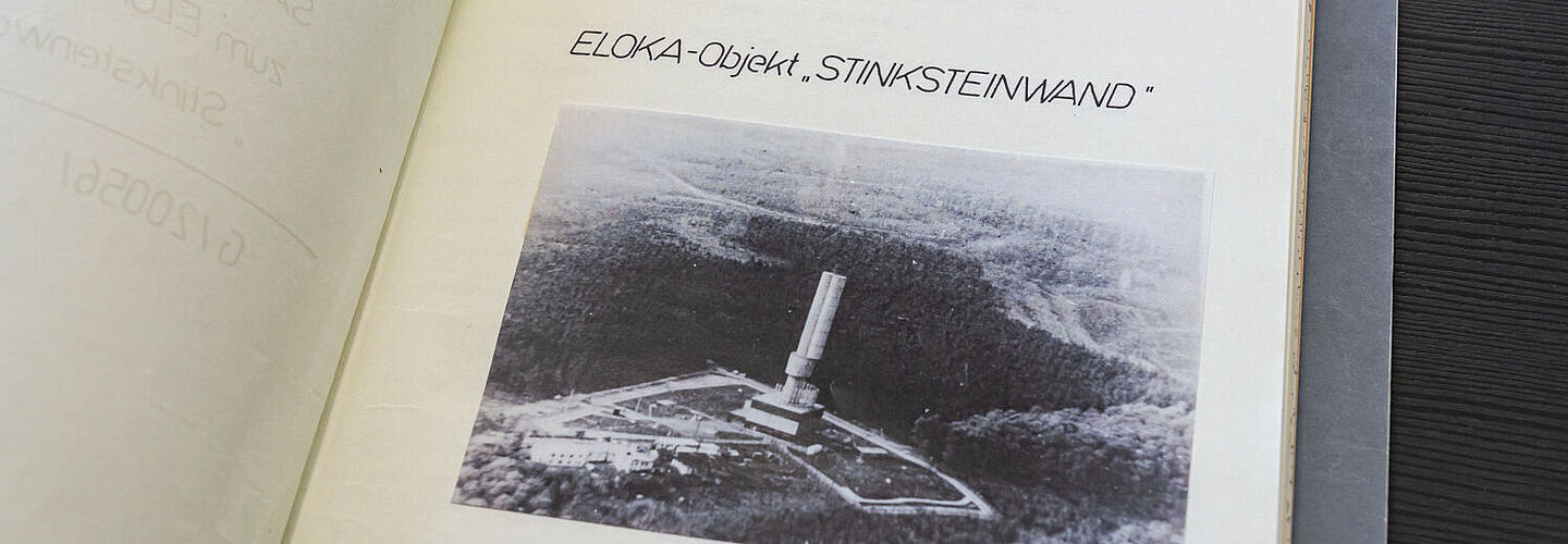 Ein Foto aus der Beispielakte. Zu sehen ist ein Foto eines Antennenturmes auf einem Berg. Darüber steht: ELOKA-Objekt „Stinksteinwand“.