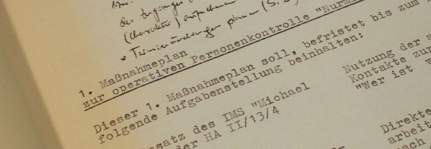Blick in die Akte "Nurmi". Zu sehen ist ein Maßnahmeplan der Stasi mit handschriftlichen Anmerkungen.