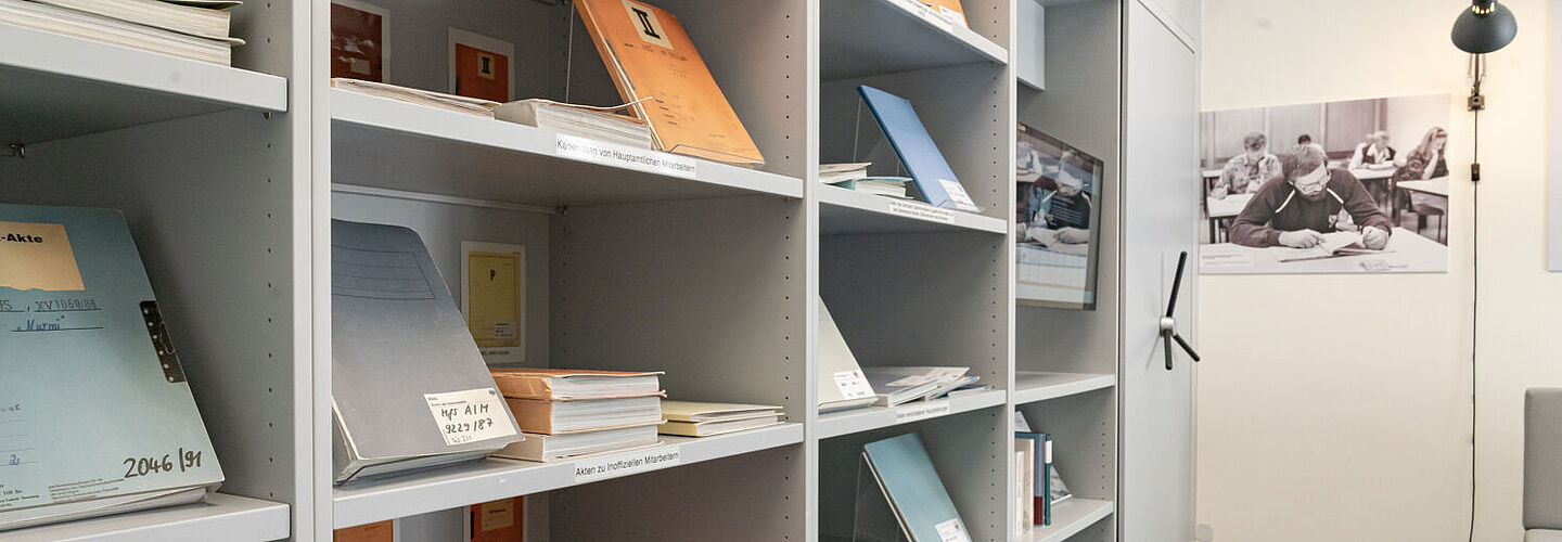 Regale mit Beispielakten in der Ausstellung 'Einblick ins Geheime'