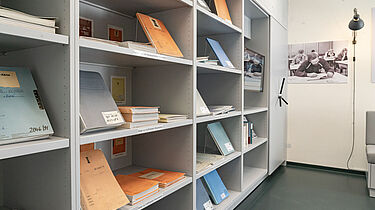 Regale mit Beispielakten in der Ausstellung 'Einblick ins Geheime'