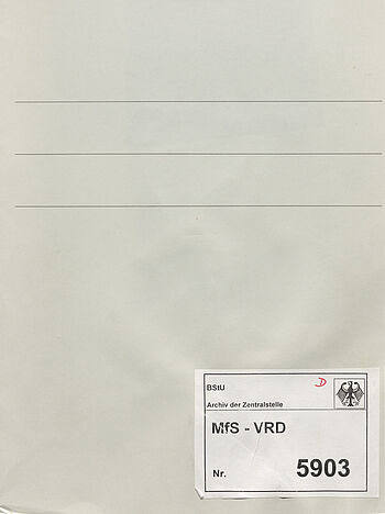Ein grauer Aktendeckel mit einem Aufkleber. Darauf steht die Signatur der Akte MfS, VRD, Nr. 5903.
