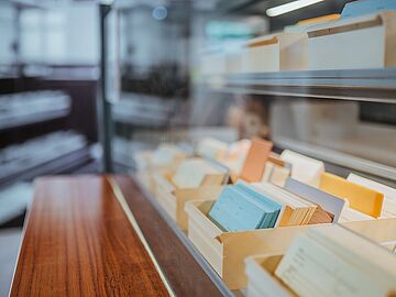 Nahaufnahme des Karteisystems der Stasi in der Ausstellung "Einblick ins Geheime"