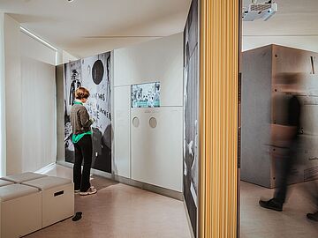 Fotowand und Video zum Fall Gilbert Radulovic in der Ausstellung "Einblick ins Geheime"