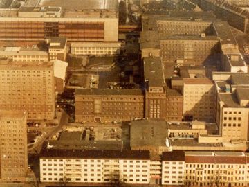 This aerial view show the archive buildings “Haus 8” and Haus 9” at the bottom right, behind the 5-story building phalanx on Frankfurter Allee