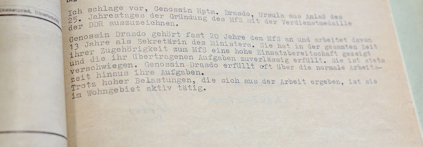 Foto einer Seite der Beispielakte zu Ursula Drasdo. Zu sehen ist eine Begründung für eine Auszeichnung, die Frau Drasdo erhalten sollte.