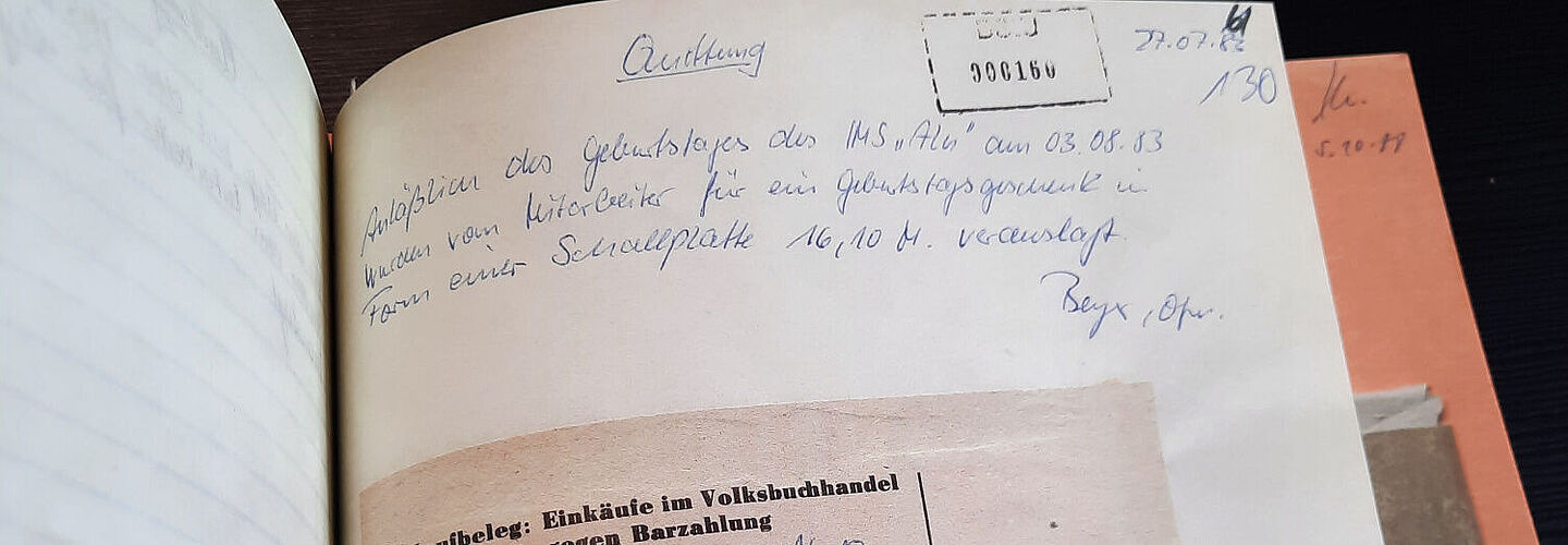 Ein Blick in die Akte. Zu sehen ist eine Quittung der Stasi über eine Schallplatte, die sie dem Inoffiziellen Mitarbeiter zum Geburtstag schenkte.