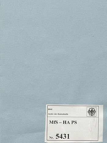 Ein grauer Aktendeckel. Unten rechts ist ein Aufkleber des BStU mit der Aktensignatur.