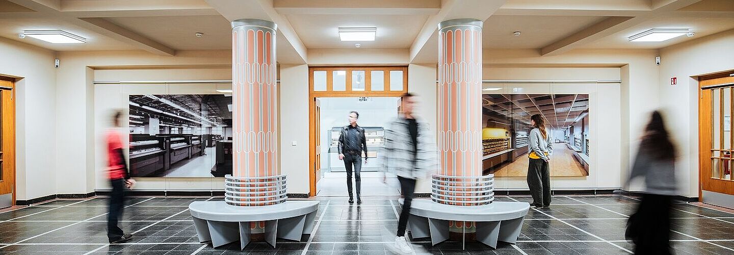 Sitzinseln in der Ausstellung "Einblick ins Geheime"