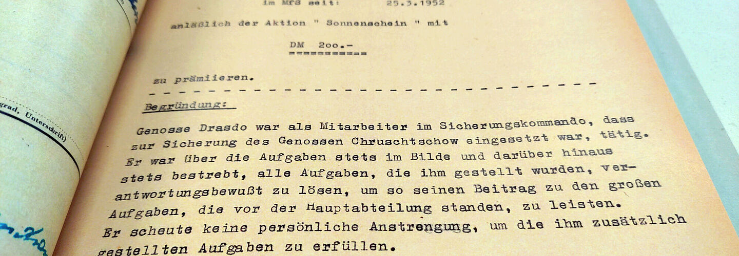 Ein Dokument aus der Beispielakte. Darauf ist zu lesen, dass Herbert Drasdo eine Prämie dafür bekam, dass er bei der Aktion "Sonnenschein" als Begleiter Nikita Chruschtschows eingesetzt war. 