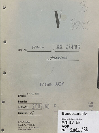 Zu sehen ist ein grauer Aktendeckel. Auf ihm sind die Registrierunummer BV Berlin XX 274/86, der Deckname des Vorgangs 'Fanzine' und de Archivnummer 2002/88 zu sehen. Unten rechts ist ein Aufkleber des Bundesarchivs zu sehen, der diese Angaben in der heutigen Signatur wiederholt.