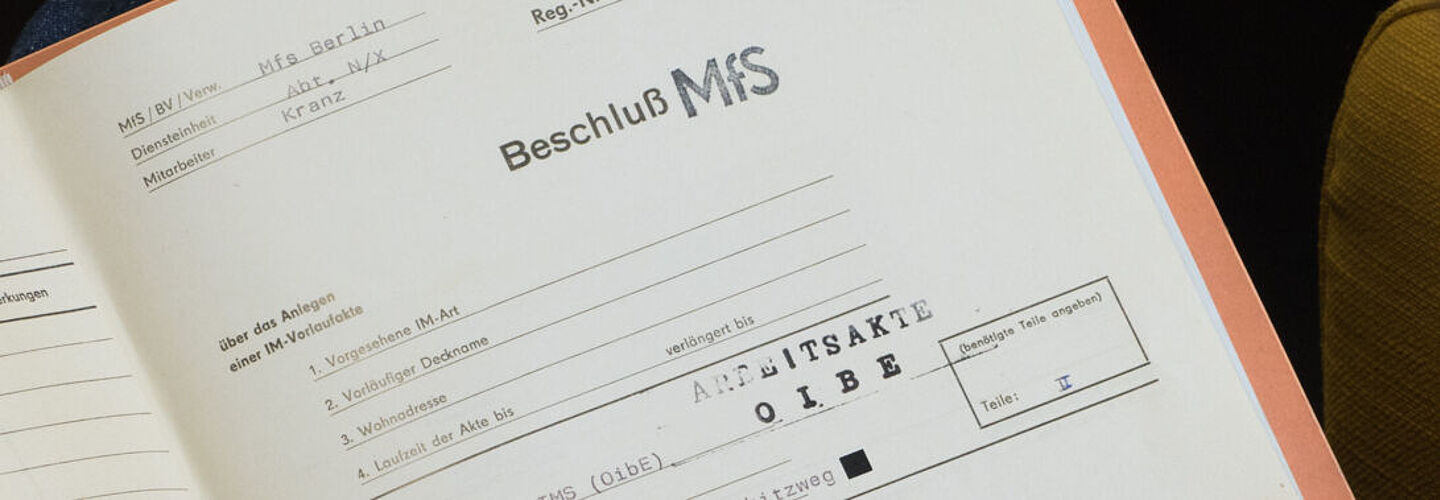 Blick in eine Akte. Sichtbar ist der Beschluss zur Anlage eines Vorgangs zu einem verdeckten Stasi-Offizier