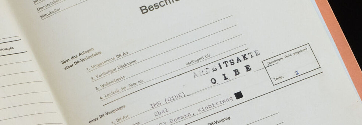 Blick in eine Akte. Sichtbar ist der Beschluss zur Anlage eines Vorgangs zu einem verdeckten Stasi-Offizier