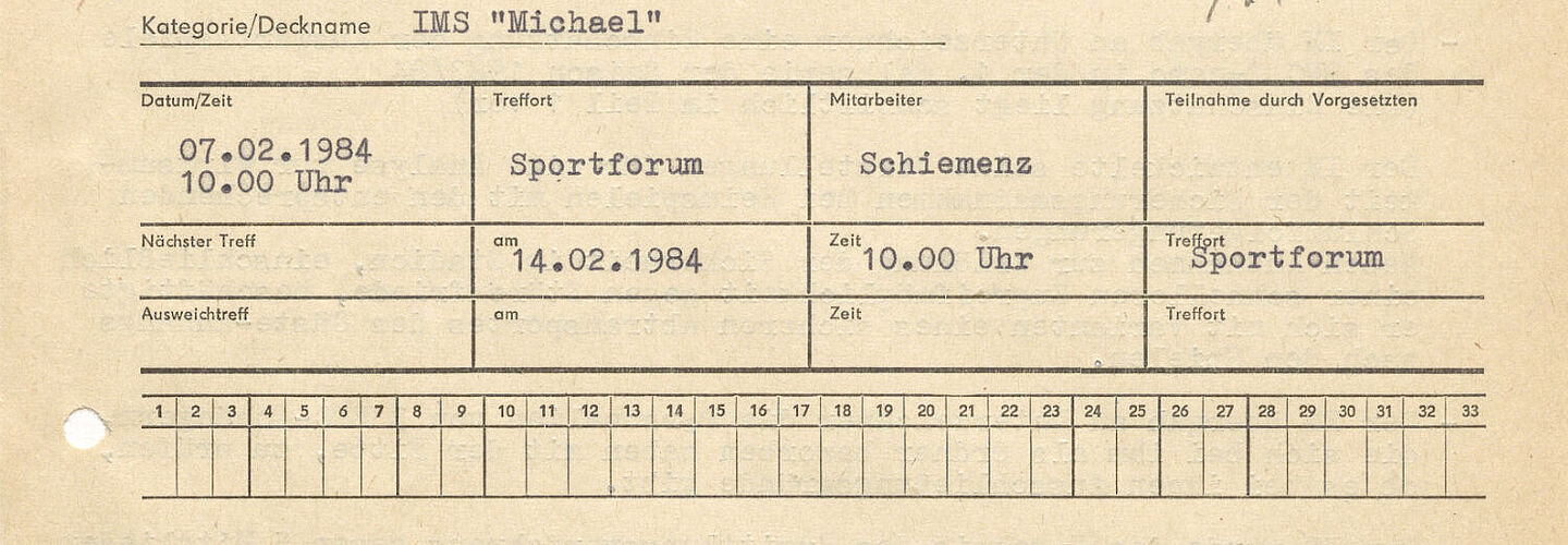 Ein Ausschnitt aus der Akte. Zu sehen ist ein Formblatt eines Treffberichts des IM "Michael". Er traf sich am 7.2.1984 im Sportforum mit dem Mitarbeiter Schiemenz. Beim Treff ging es um Ordner des BFC Dynamo und das Sicherheitskonzept des Vereins.