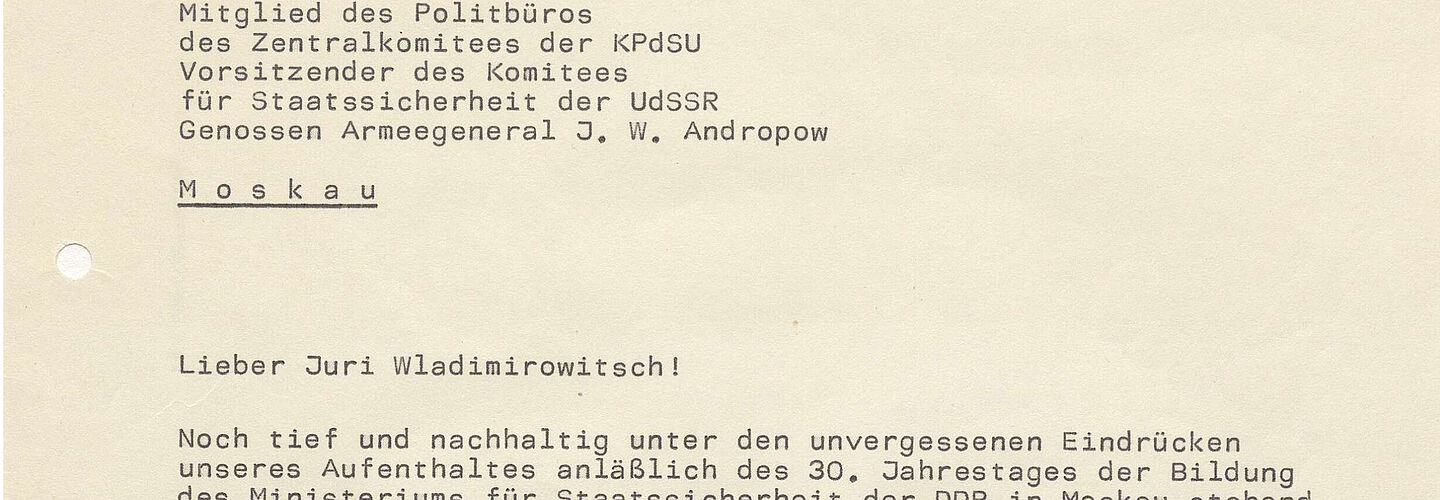 Ausschnitt aus einem Brief. Oben ist zu lesen, dass er aus dem Ministeroium für Staatssicherheit kommt. Mittig ist die Aufschrift "Streng Geheim" sowie die Angaben zum Empfängers geschrieben.