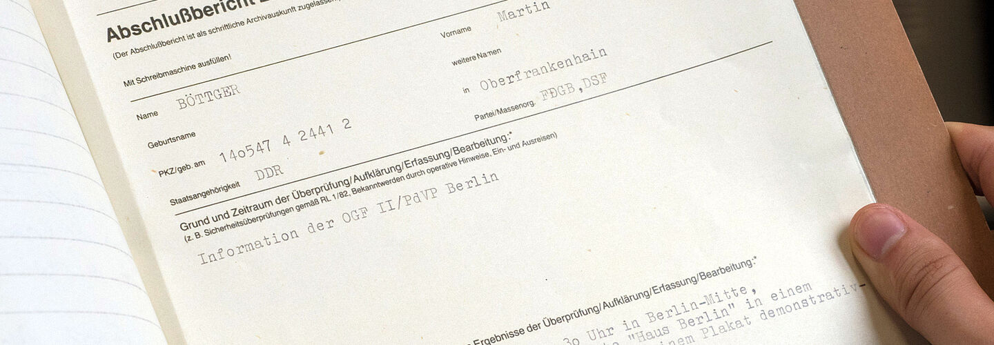Blick in eine Akte. Zu sehen ist der Abschlussbericht zur Verhaftung und Belehrung Martin Böttgers.