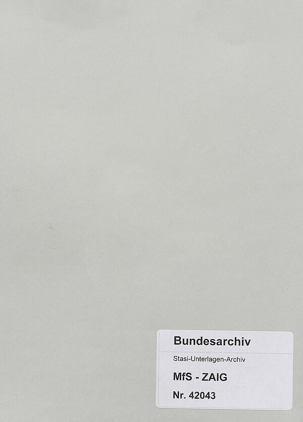 Ein grauer Aktendeckel mit einem weißen Aufkleber. Auf diesem steht die Signatur MfS, ZAIG, Nr. 42043.
