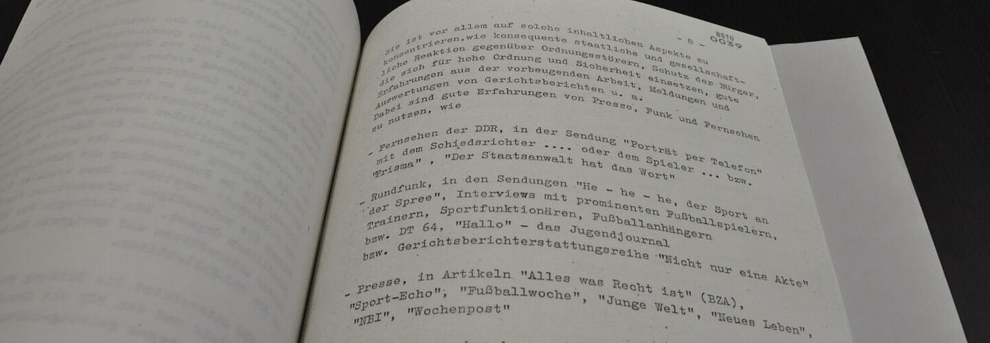 Ein blick auf die aufgeschlagene Akte. Zu sehen sind Vorschläge, wie man durch verschiedene Medienformate das Thema Gewalt bei Fußballspielen thematisieren wollte.