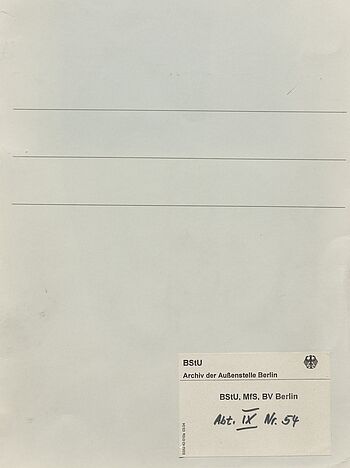 Ein grauer Aktendeckel mit einem weißen Aufkleber. Darauft steht: MfS, BV Berlin, Abt. IX, Nr. 54.