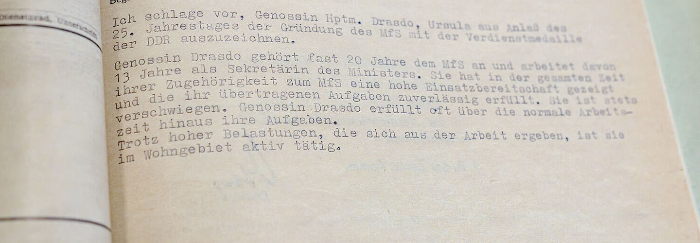Foto einer Seite der Beispielakte zu Ursula Drasdo. Zu sehen ist eine Begründung für eine Auszeichnung, die Frau Drasdo erhalten sollte.