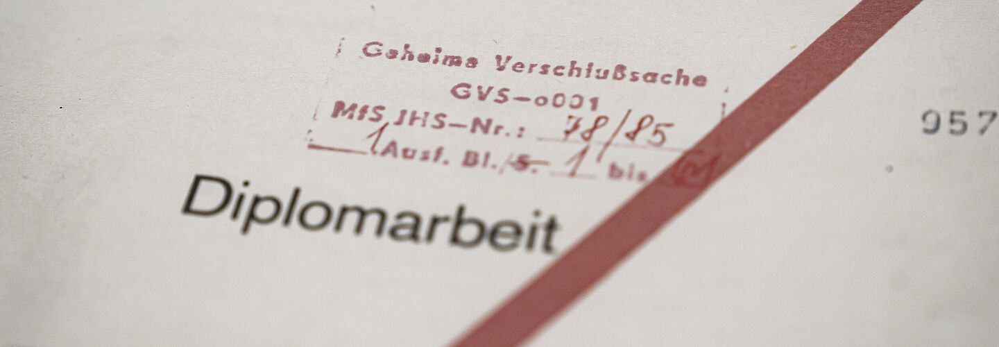 Blick auf das Titelblatt der Beispielakte zu geheimen Durchsuchungen. Zu sehen ist ein Stempel "Geheime Verschlussache" sowie das Wort Diplomarbeit.