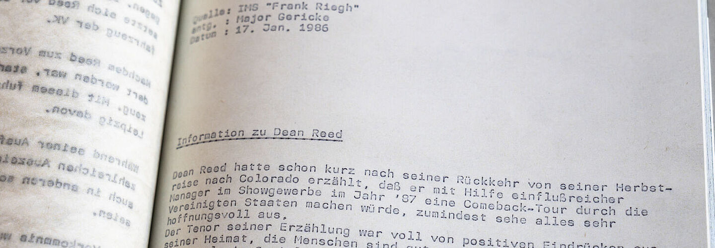 Ein Blick in die aufgeschlagene Akte. Zu sehen ist ein IM-Berlicht über Dean Read, in dem erzhält wird, dieser habe das Leben in den Vereinigten Staaten positiv gegenüber dem Sozialismus herovrgehoben.