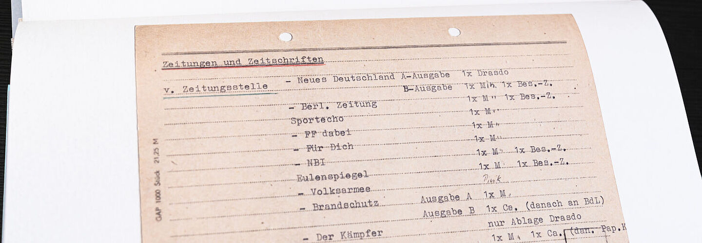 Ein Blick in die geöffnete Beispielakte. Zu sehen ist eine Übersich an Zeitungen, die dem Ministerium geschickt wurden und wie sie verteilt wurden. 