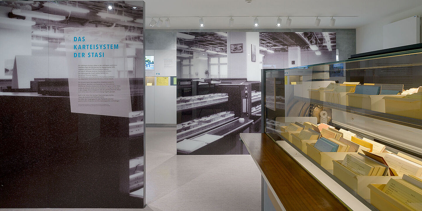 Blick auf Karteikarten in einem Karteiumlaufschrank, Quelle:
            BStU / Dresen