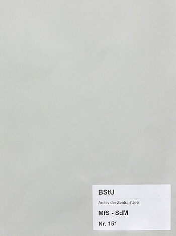 Ein grauer Aktendeckel ohne Beschriftung. Unten rechts ist ein Aufkleber des Bundesbeauftragten für die Stasi-Unterlagen mit der Archivsignatur.