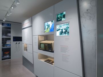 Das Bild zeigt eine Ausstellunsgwand mit mehreren Medienstationen.