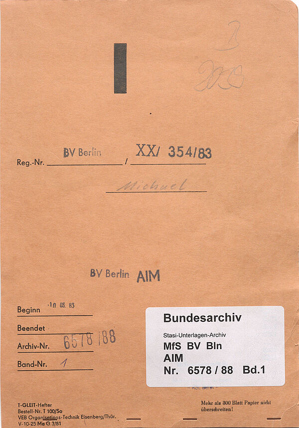 Ein oranger Aktendeckel mit der Aktensignatur auf einem aufgekbten Zettel des Bundesarchivs. Auf dem Aktendeckel finden sich Registriernummer, Archivsignatur und der Deckname "Michael" sowie eine große aufgedruckte römische eins.
