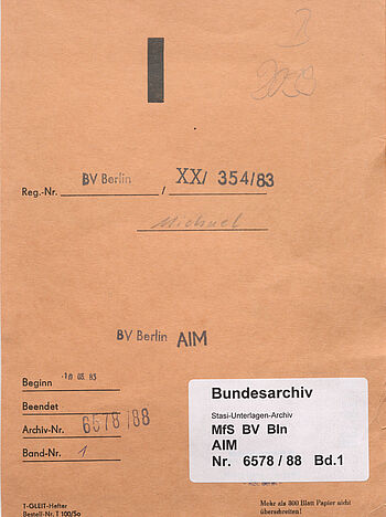 Ein oranger Aktendeckel mit der Aktensignatur auf einem aufgekbten Zettel des Bundesarchivs. Auf dem Aktendeckel finden sich Registriernummer, Archivsignatur und der Deckname 'Michael' sowie eine große aufgedruckte römische eins.